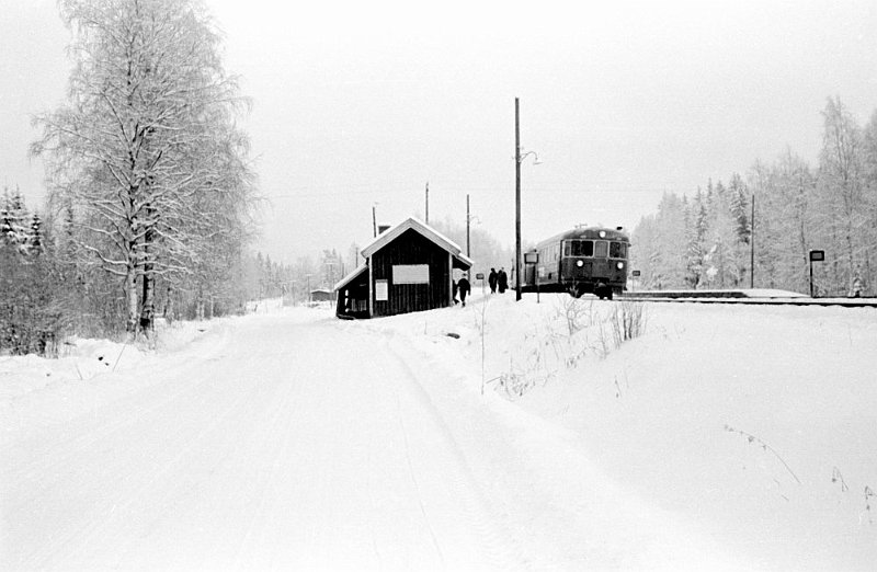 "L&auml;tt&auml;hattu" Tennil&auml;n pys&auml;kill&auml; talvella 1968-69. 
Kuva: Matti Jaakkolan kokoelmat
