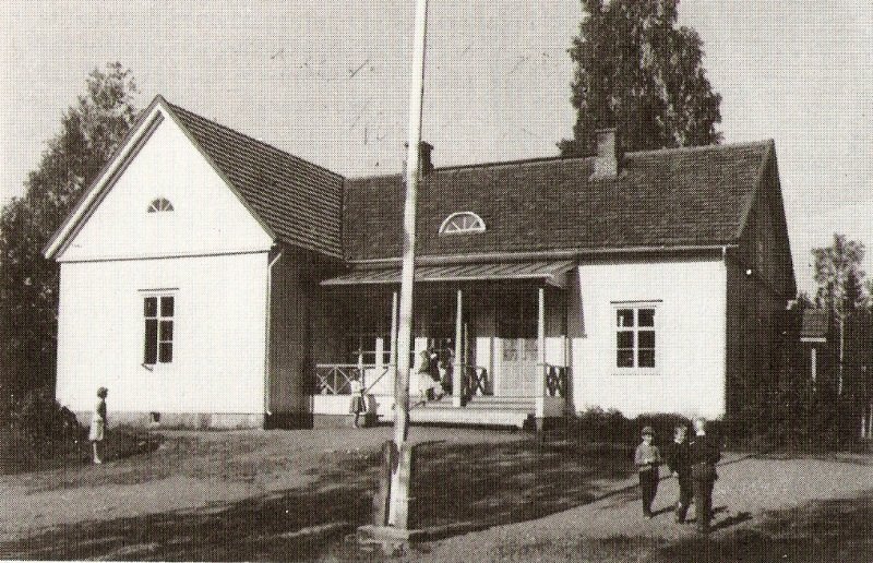Hein&auml;suon kansakoulu 1950- ja 1960-lukujen vaihteessa. 
Kuva: Martti Mantereen kokoelmat. 