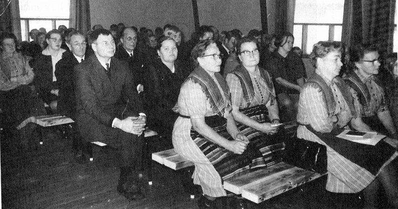 Vihdoin 6.12.1969 voitiin viett&auml;&auml; Suojapirtin avajaisia. Talo oli t&auml;ynn&auml; v&auml;ke&auml; ja tunnelma oli korkealla.
Kuva: Hein&auml;suon marttayhdistyksen kokoelmat. 