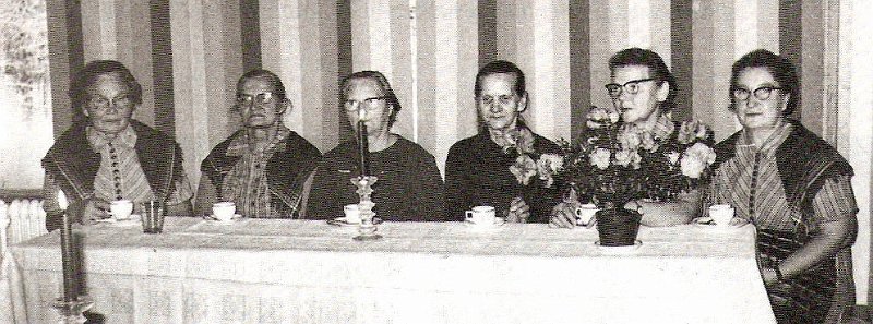 Avajaisissa oli my&ouml;s kuusi Hein&auml;suon Marttojen perustaj&auml;sent&auml;:
Lyyli Salila (vas), Aino Raatikainen, Maissi Haapala, Hilma Sunell, Annikki Ahola ja Terttu Nojanen.
Kuva: Hein&auml;suon marttayhdistyksen kokoelmat.