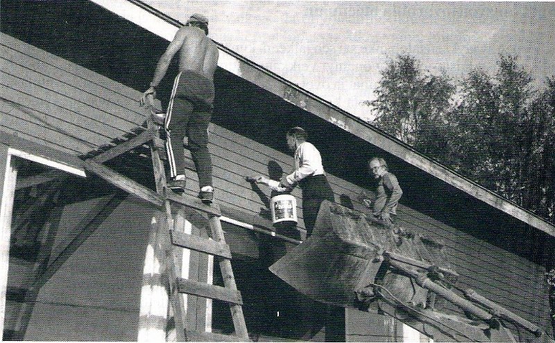 Aurinkoinen s&auml;&auml; suosi maalaustalkoita hein&auml;kuussa 1985.
Kuva: Hein&auml;suon marttayhdistyksen kokoelmat.