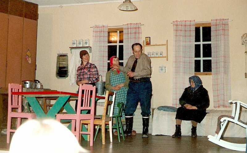 Suojapirtti on my&ouml;s Hein&auml;suon n&auml;ytelm&auml;piirin "kotitalo". N&auml;ytelm&auml; "Remontti" oli ohjelmassa 1970- ja 1980-lukujen vaihteessa.
Rooleissa vas. Hilkka Virtanen, Aili Siltala, Eino Sunell ja Irja Ingman (ist.).
Kuva: Martti Lahtimon kokoelmat. 